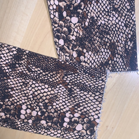 HOST β
 FREE PEOPLE Raw High-Rise 2 faced Snake Print Jean - Picture 14 of 15